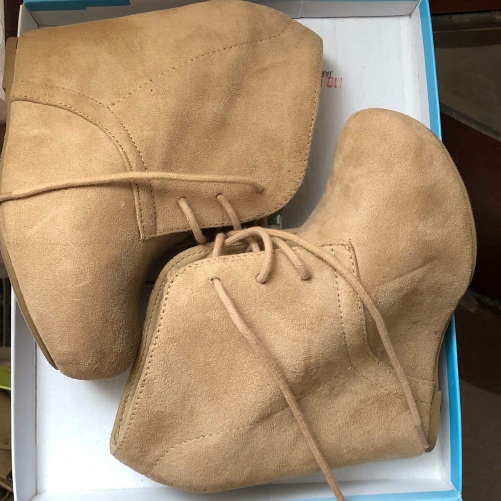 Size 5.5 Soda brand wedges. Beige color